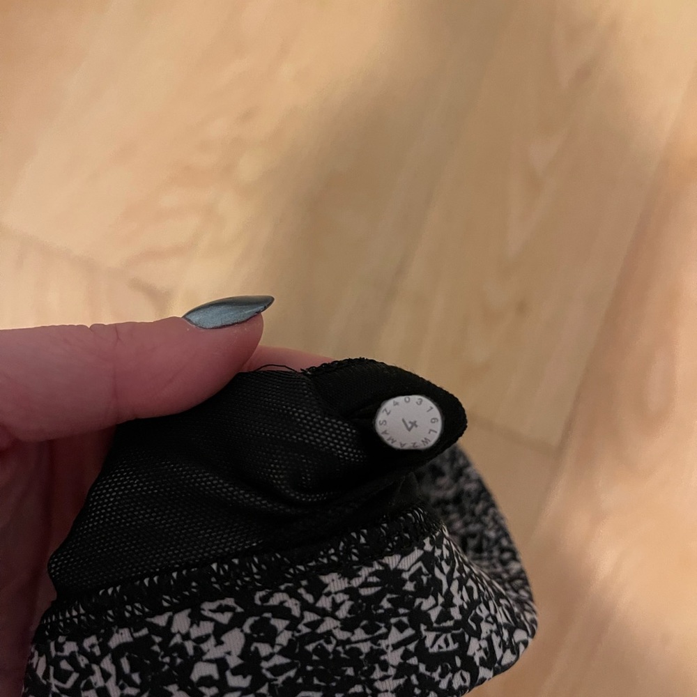 LULU LEMON SPORTS BRA, size 4 - Picture 3 of 3